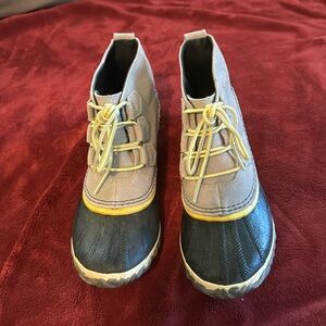 Sorel rain shoes, size 7